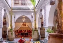 "Moroccan interior design: the charm of the East and the elegance of details in your home decor."