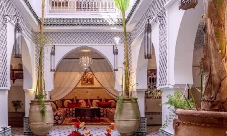 "Moroccan interior design: the charm of the East and the elegance of details in your home decor."